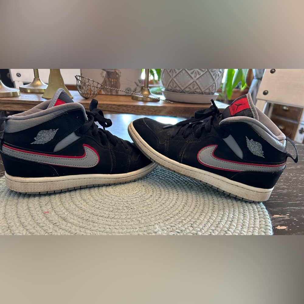 Big Kids size 3 Nike Air Jordan shoes. - Picture 2 of 9